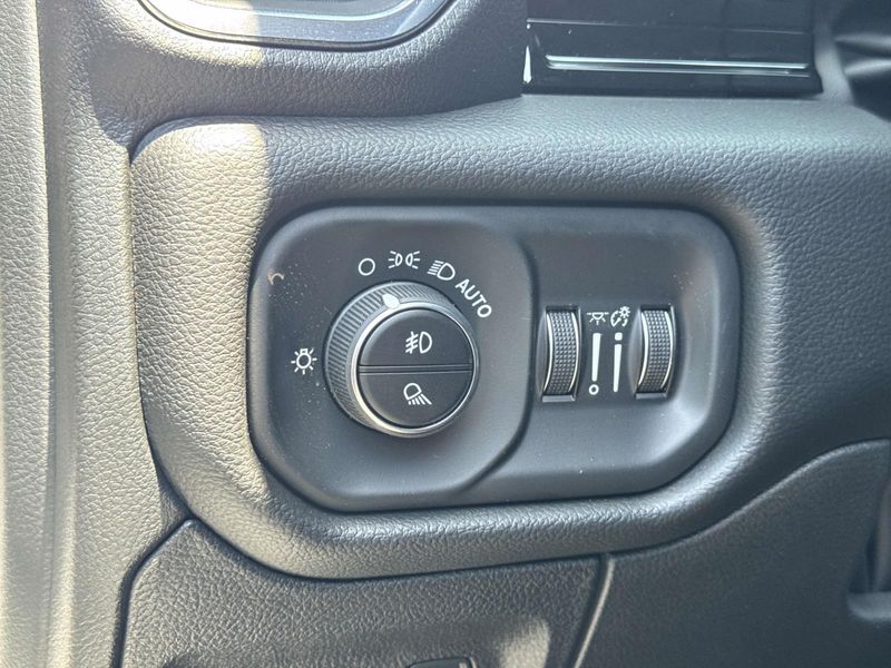 New 2026 RAM 1500 Laramie Crew Cab 4x2 5'7' Box