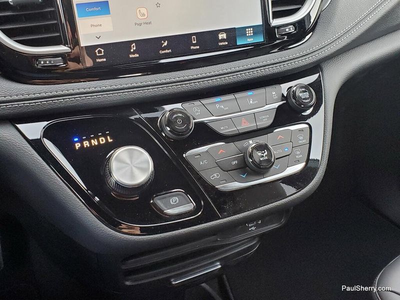 New 2026 Chrysler Pacifica Select