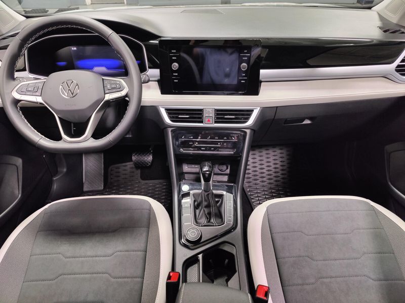 Used 2025 Volkswagen Taos SE AWD w/SunroofImage 17