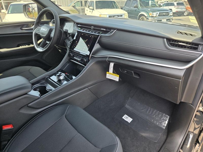 New 2026 Jeep Grand Cherokee Laredo 4x2