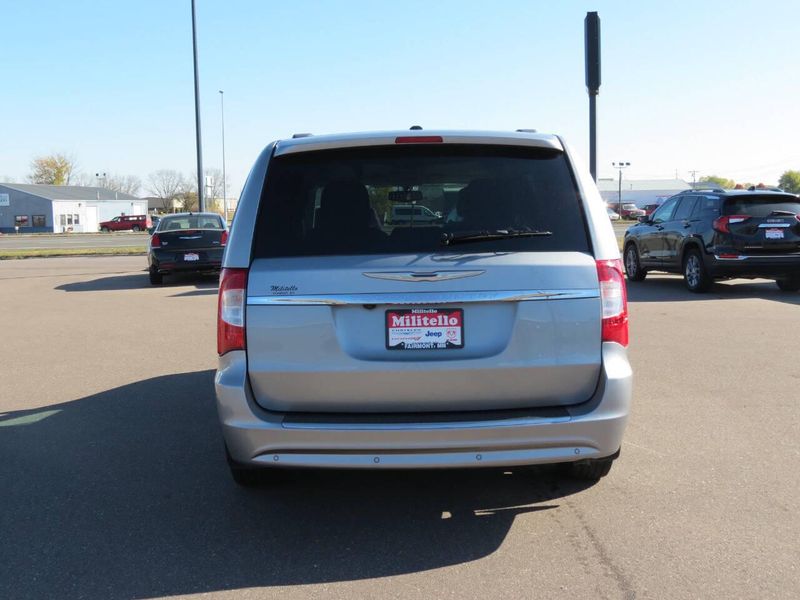 Used 2014 Chrysler Town & Country Touring L 4dr Mini VanImage 3