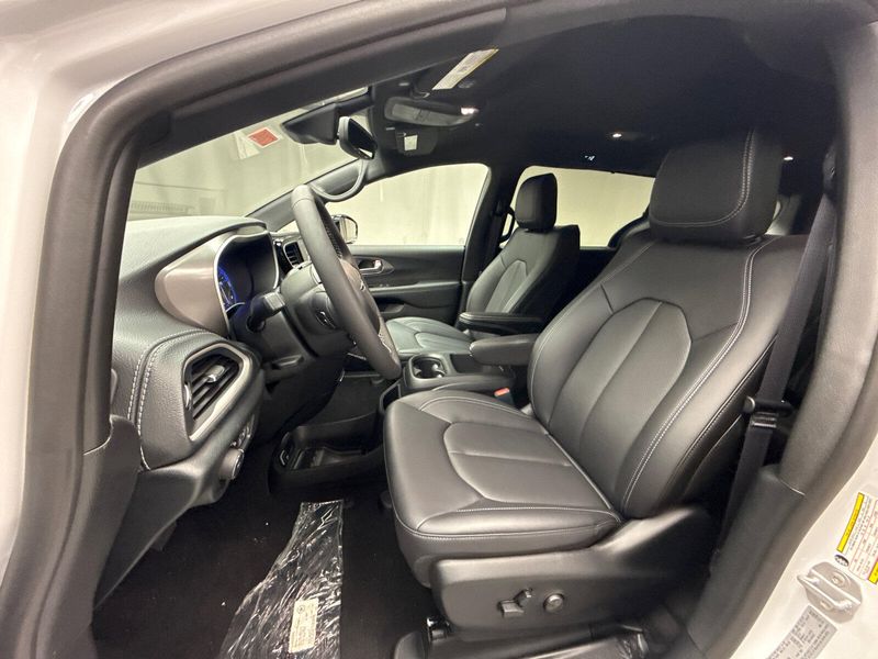 2025 Chrysler Pacifica SelectImage 7
