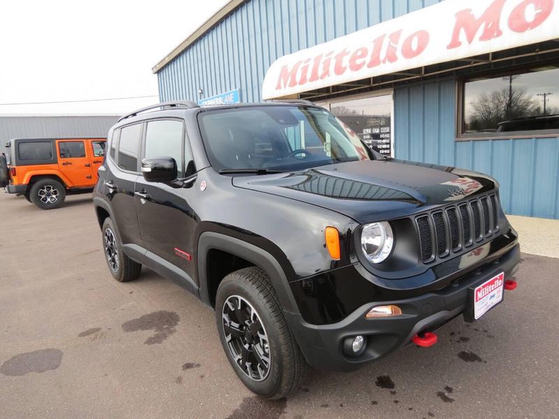 2023 Jeep Renegade Trailhawk 4x4 4dr SUVImage 3