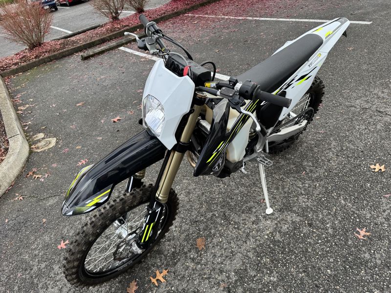 2026 Triumph TF250E - JET BLACK - PURE WHITE 
