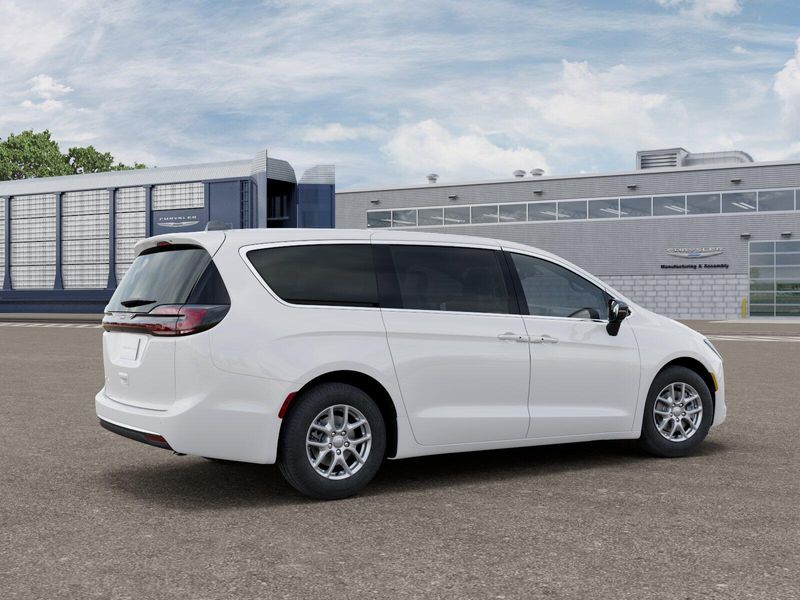 New 2027 Chrysler Pacifica SelectImage 2
