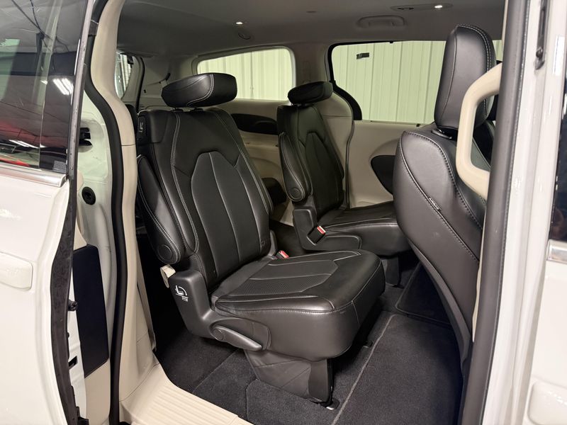 Used 2024 Chrysler Pacifica Touring LImage 8