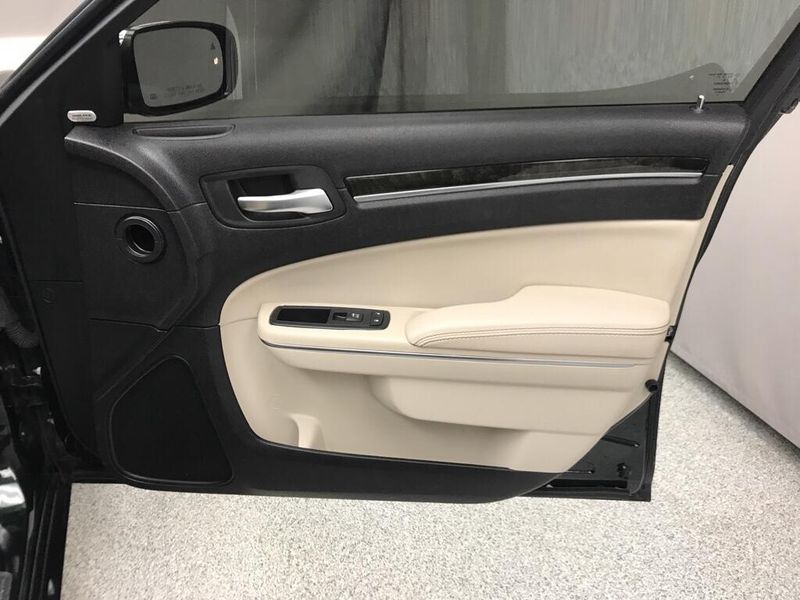 Used 2016 Chrysler 300C 300CImage 16