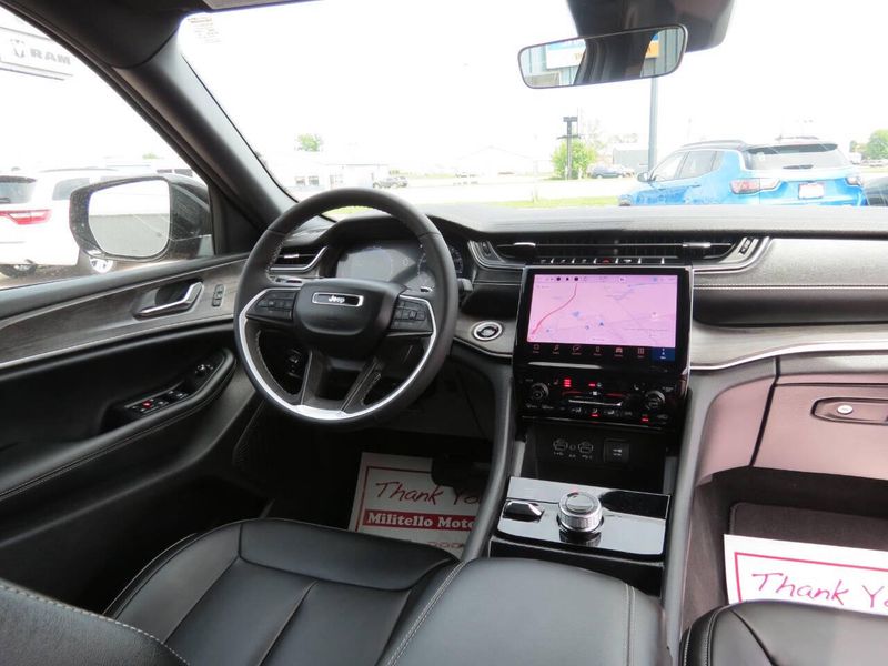 Used 2025 Jeep Grand Cherokee Limited 4x4 4dr SUVImage 23