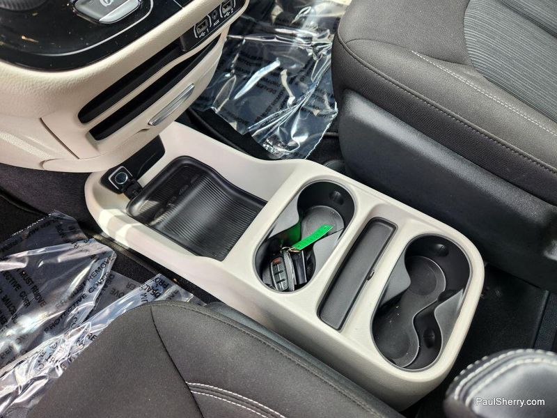 Used 2022 Chrysler Voyager LXImage 34