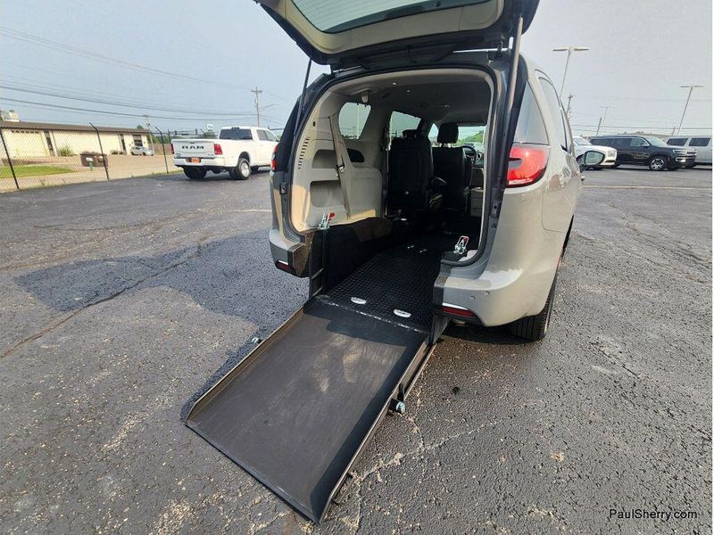 Used 2025 Chrysler Pacifica Select