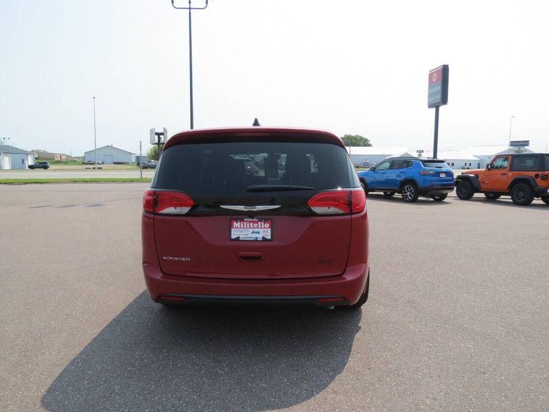 New 2026 Chrysler Voyager LxImage 6