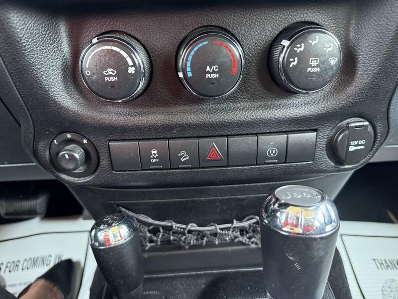 2013 Jeep Wrangler Unlimited Sahara photo 22