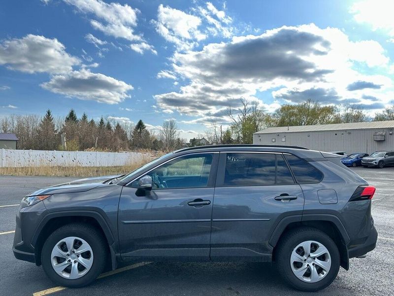 2021 Toyota RAV4 LEImage 8