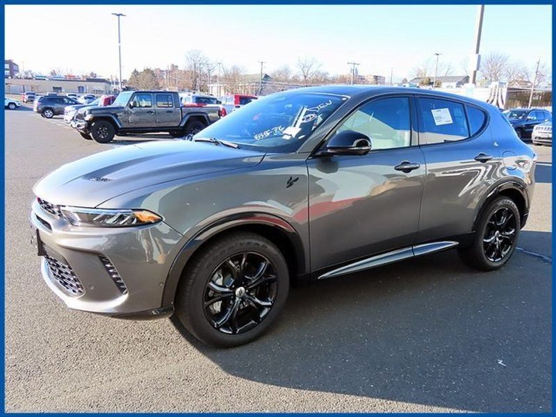 2024 Dodge Hornet R/T Plus in a Gray Cray exterior color and Blackinterior. Papas Jeep Ram In New Britain, CT 860-356-0523 papasjeepram.com 