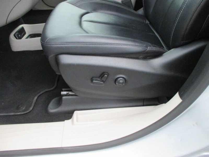 Used 2024 Chrysler Pacifica Touring LImage 17