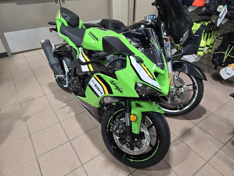 2025 Kawasaki NINJA ZX6R KRT EDITION LIME GREEN AND EBONY AND PEARL BLIZZARD WHITEImage 3