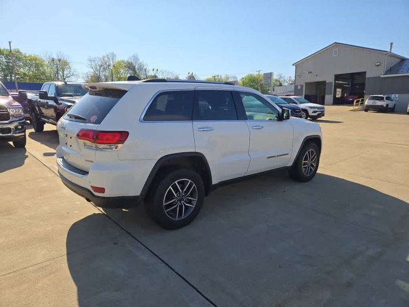 2021 Jeep Grand Cherokee Limited in a Bright White Clear Coat exterior color and Blackinterior. Dave Warren Chrysler Dodge Jeep Ram (716) 708-1207 davewarrenchryslerdodgejeepram.com 