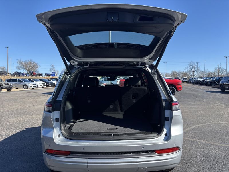 New 2026 Jeep Grand Cherokee Limited Reserve 4x4Image 8