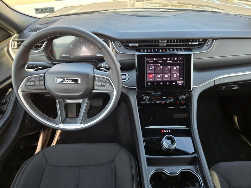 Used 2025 Jeep Grand Cherokee Laredo X 4x2
