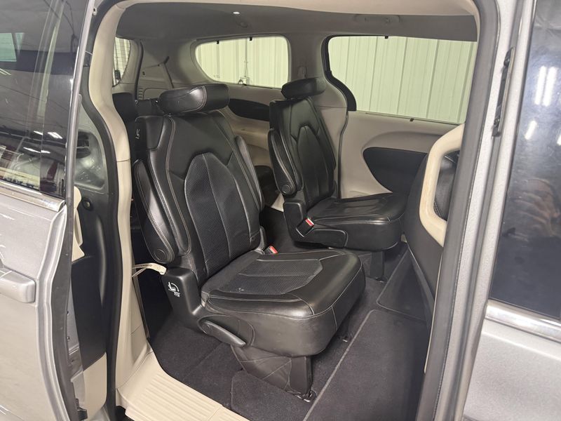 Used 2019 Chrysler Pacifica Touring LImage 10