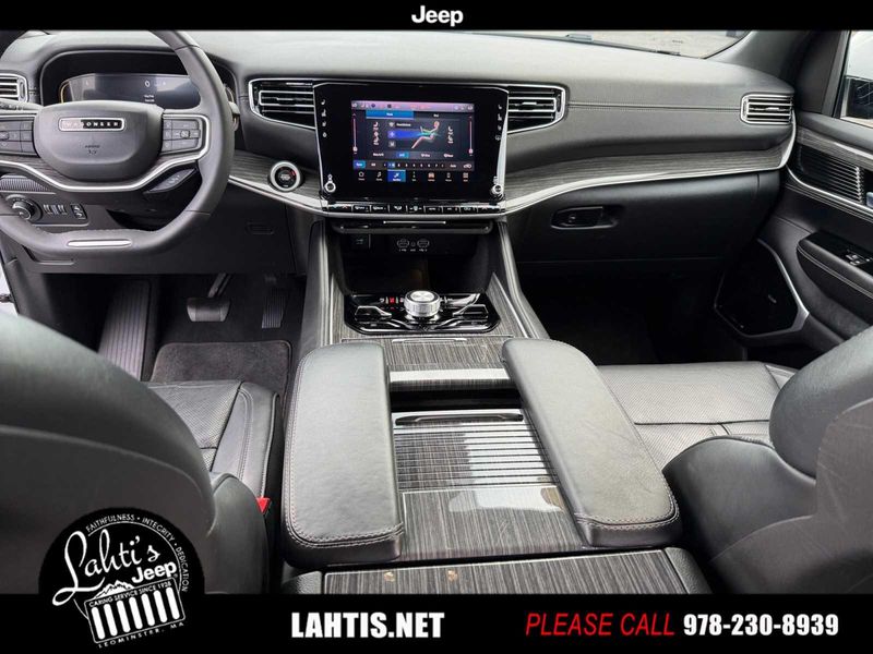 2022 Jeep Wagoneer Series III photo 30