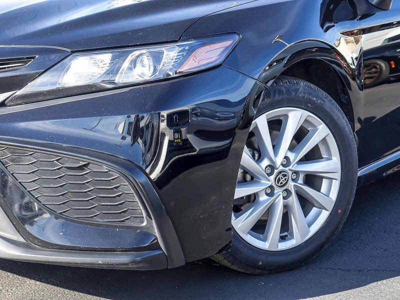 2023 Toyota Camry SE photo 3