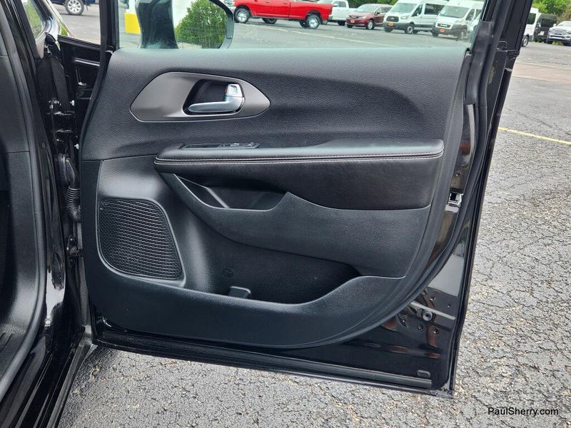 New 2026 Chrysler Pacifica Select