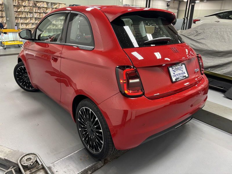 2024 Fiat 500e Inspi(red)Image 9