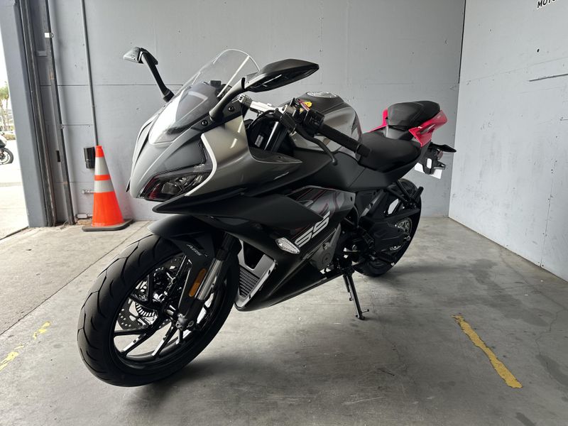 2025 CFMOTO 300SS Image 3