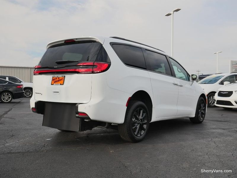 2022 Chrysler Pacifica Touring SImage 16