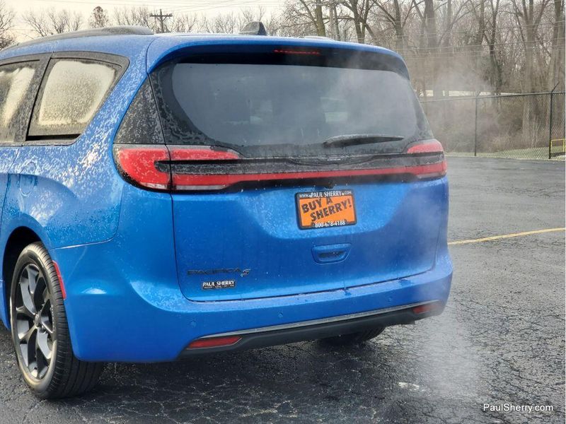 New 2026 Chrysler Pacifica Select