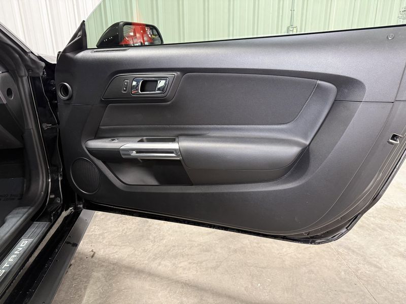 Used 2017 Ford Mustang Image 7