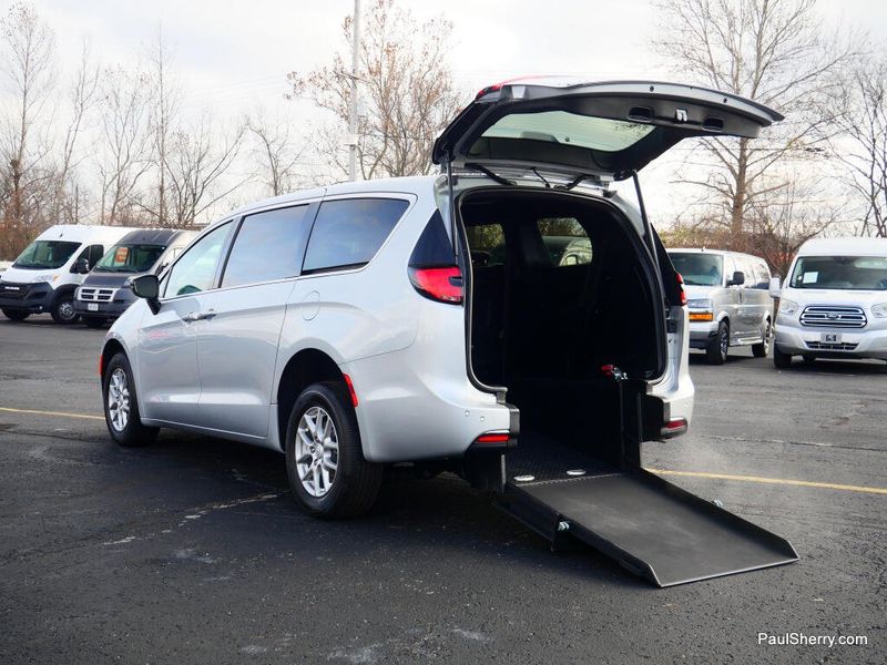 New 2026 Chrysler Pacifica Select