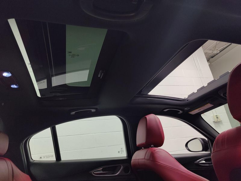 Used 2022 Alfa Romeo Giulia Veloce Premium AWD w/Sunroof/navImage 8