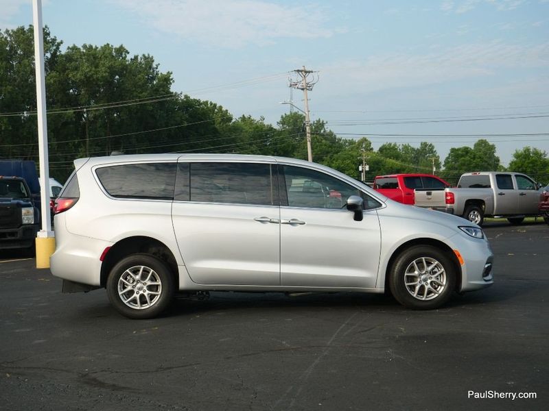 2023 Chrysler Pacifica TouringImage 7