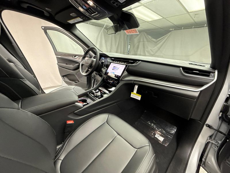 New 2025 Jeep Grand Cherokee Limited 4x4Image 16