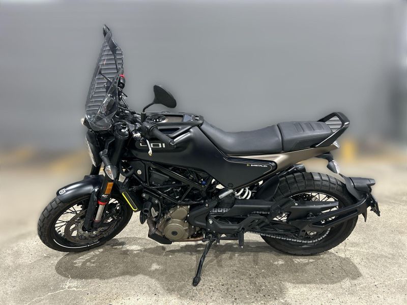 Used 2023 Husqvarna SVARTPILEN 401 Image 21