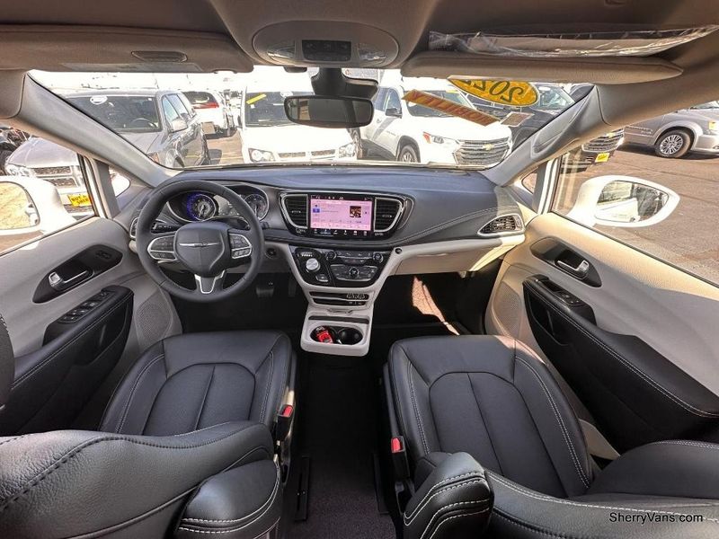 2022 Chrysler Pacifica Touring LImage 39