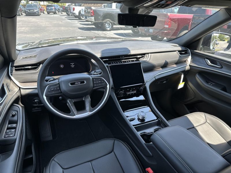 New 2025 Jeep Grand Cherokee L Limited 4x4Image 19