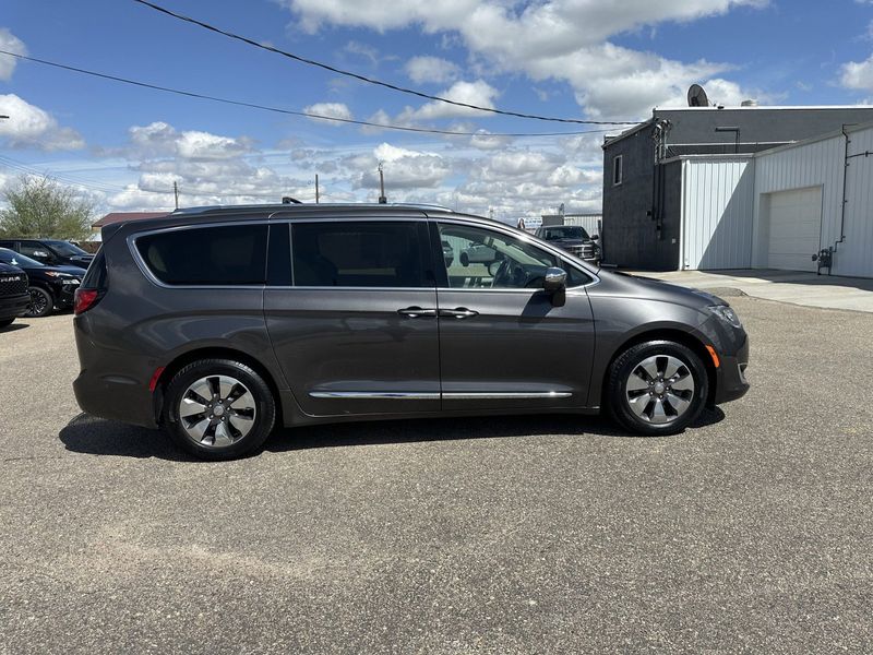 2018 Chrysler Pacifica Hybrid LimitedImage 22