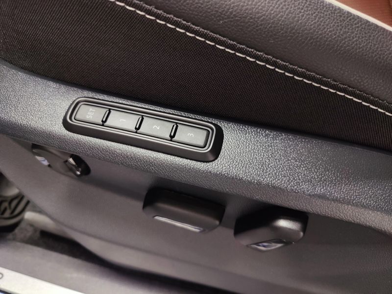 Used 2024 Volkswagen Tiguan AWD SEL R-Line w/Sunroof/navImage 21