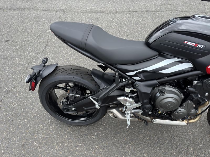 2025 Triumph Trident 660 - DIABLO RED - SAPPHIRE BLACK 