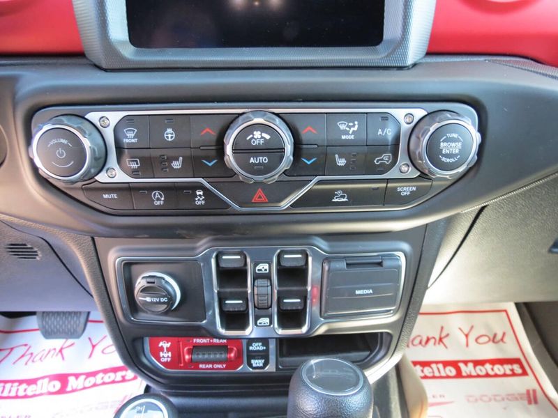 2023 Jeep Gladiator Rubicon 4x4 4dr Crew Cab 5.0 ft. SBImage 19