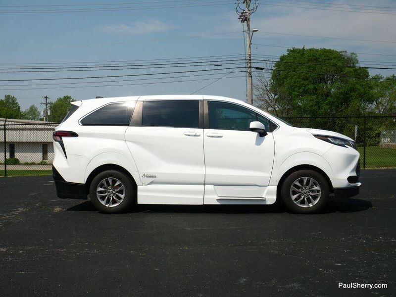 2022 Toyota Sienna Hybrid LEImage 32