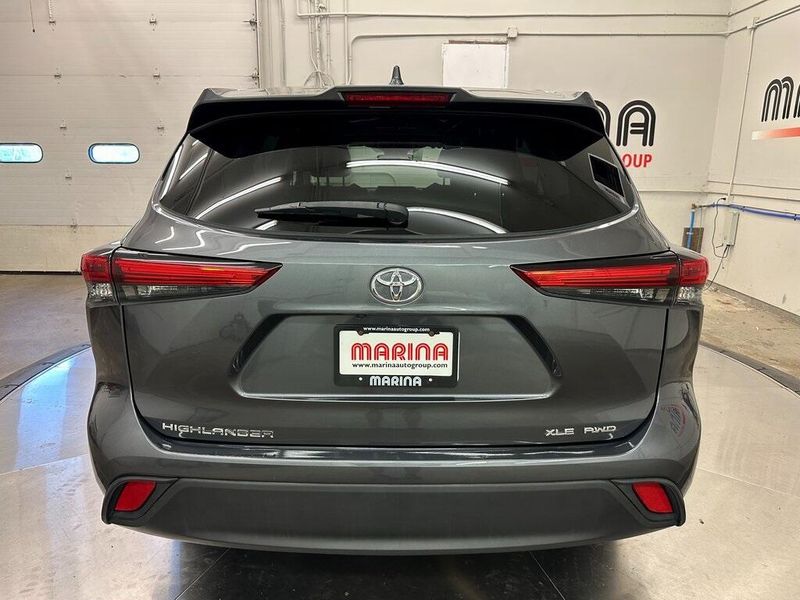 2021 Toyota Highlander XLE photo 13
