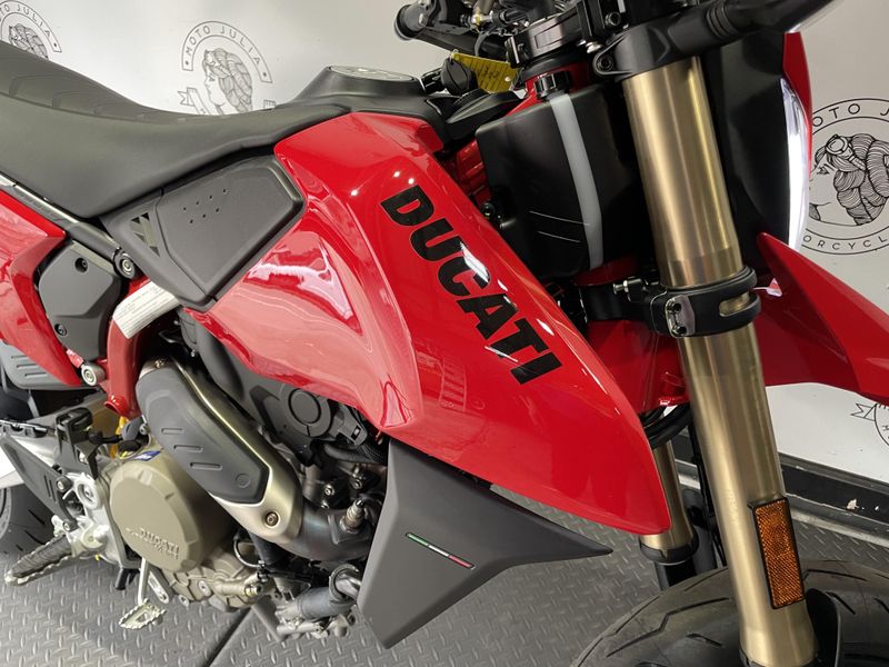 2025 Ducati HYPERMOTARD 698