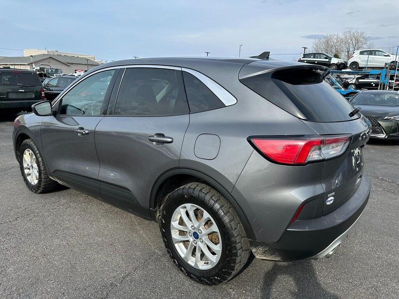 2021 Ford Escape SEImage 15