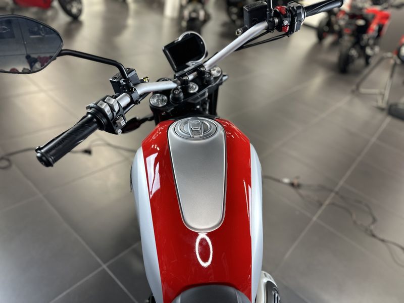 2024 Ducati SCRAMBLER ICON  in a RED exterior color. Cross Country Cycle 201-288-0900 crosscountrycycle.net 