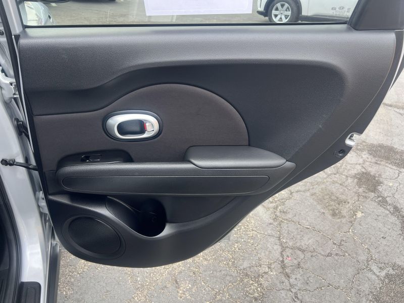 2016 Kia Soul BaseImage 18