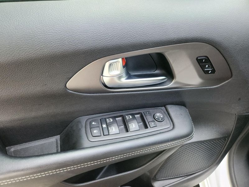 Used 2025 Chrysler Pacifica Select